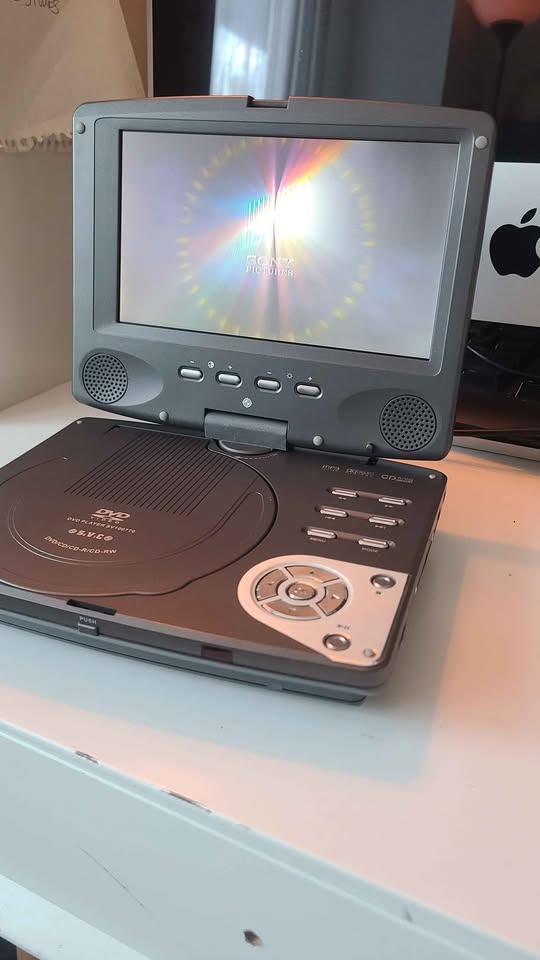 S.V.C SW00710 Portable DVD Player 7" - photo 2