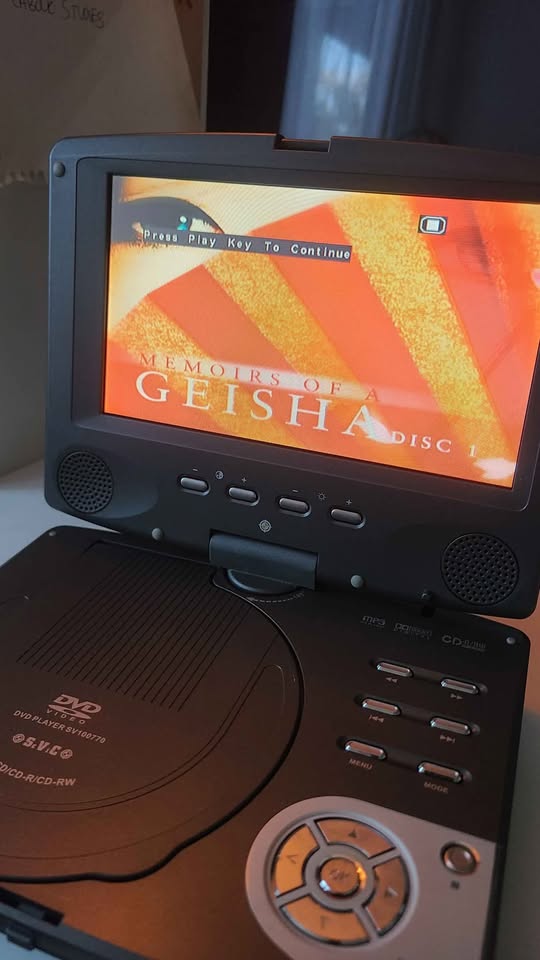 S.V.C SW00710 Portable DVD Player 7" - photo 3