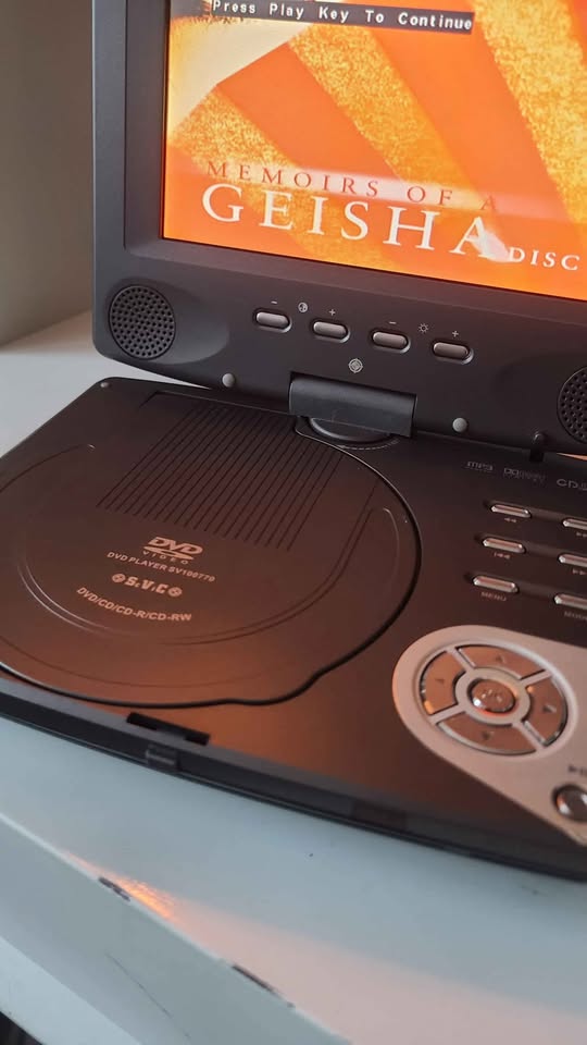 S.V.C SW00710 Portable DVD Player 7" - photo 4
