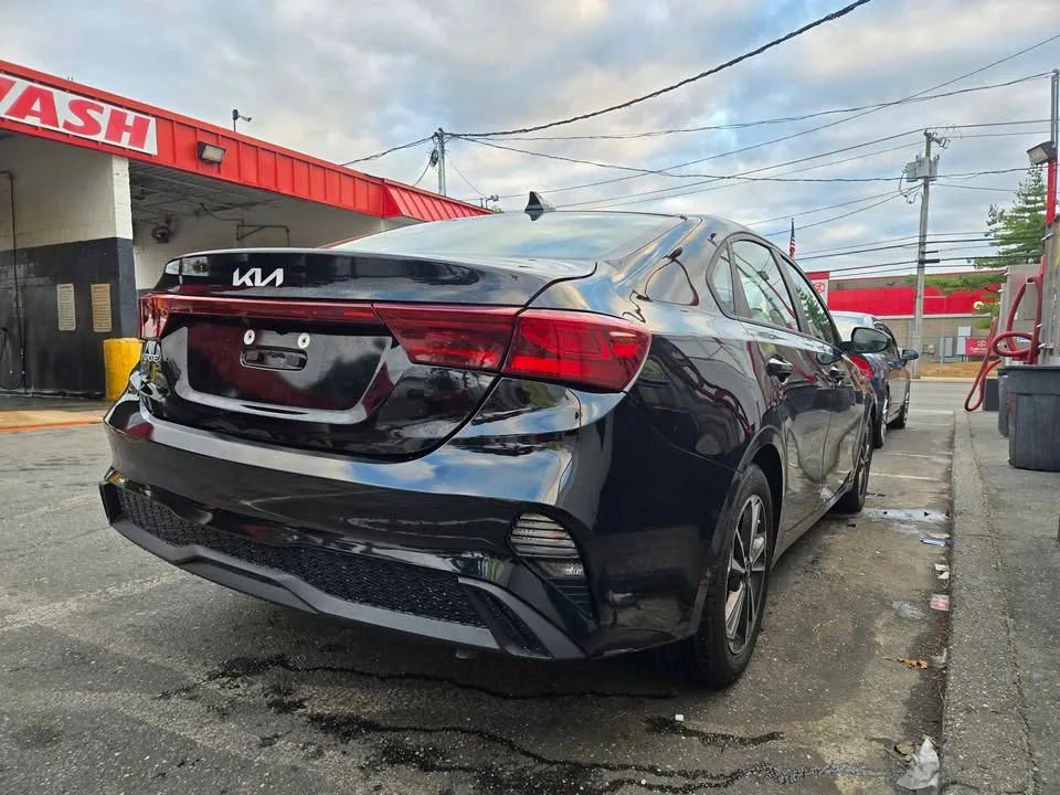 2023 Kia Forte · Lxs image indicator(4)