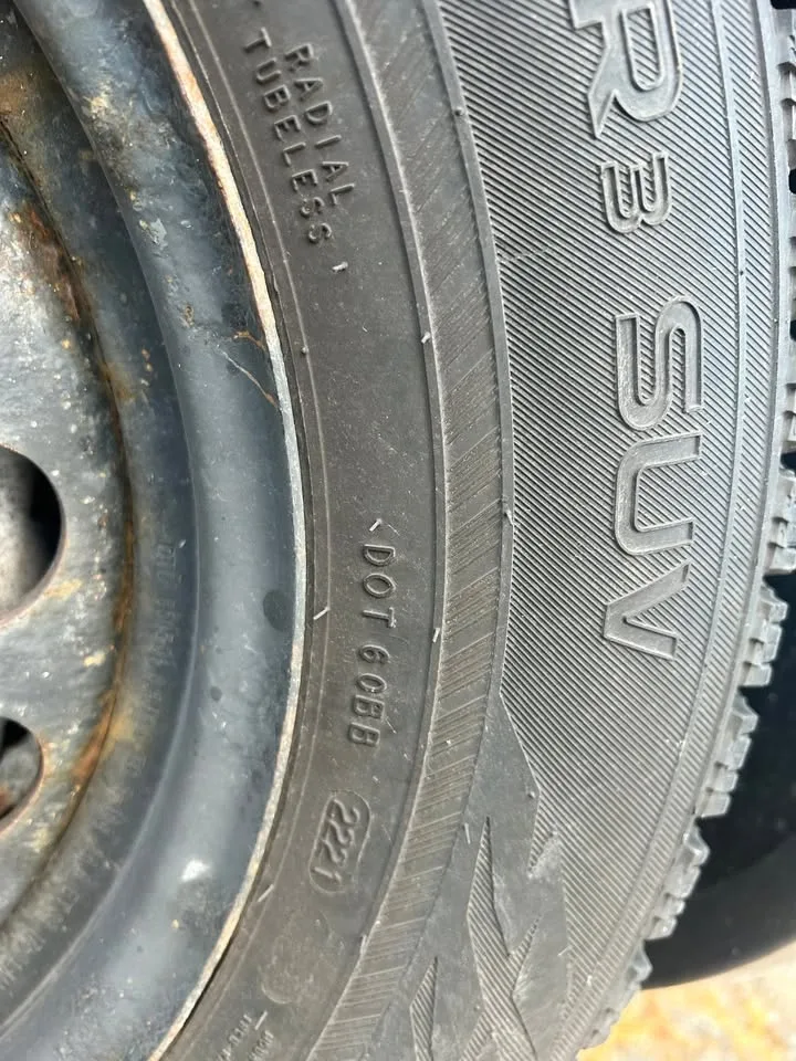 Winter Tires Nokian Hakkapeliitta R3 SUV - Excellent! image indicator(4)