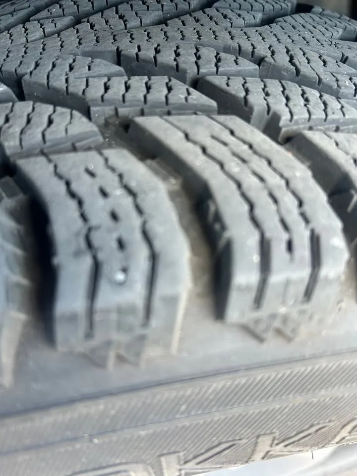 Winter Tires Nokian Hakkapeliitta R3 SUV - Excellent! image indicator(5)