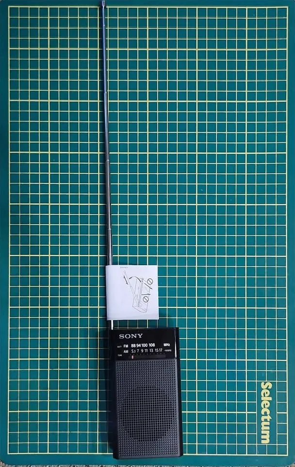 Sony ICF-P27 Portable AM/FM Radio image indicator(3)