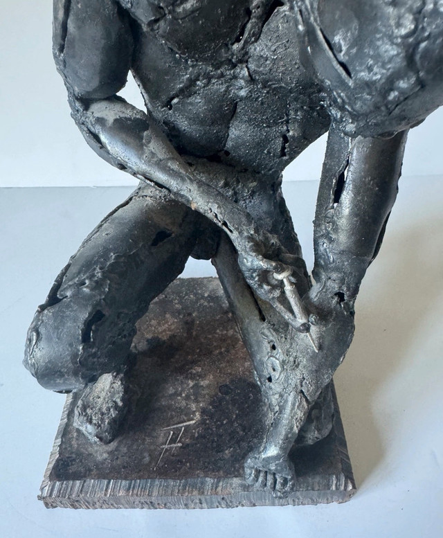 Bronze Sculpture Injecting Needle “H” Signed - photo 3