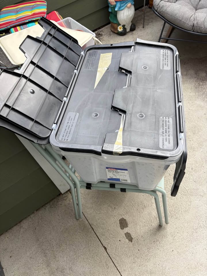 2 flip top plastic tubs - photo 2