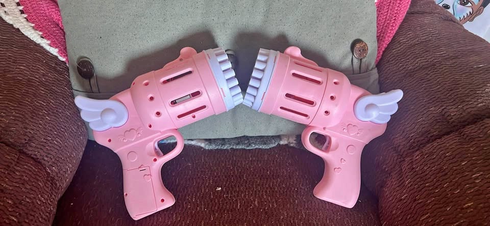 2 Pink bubble guns