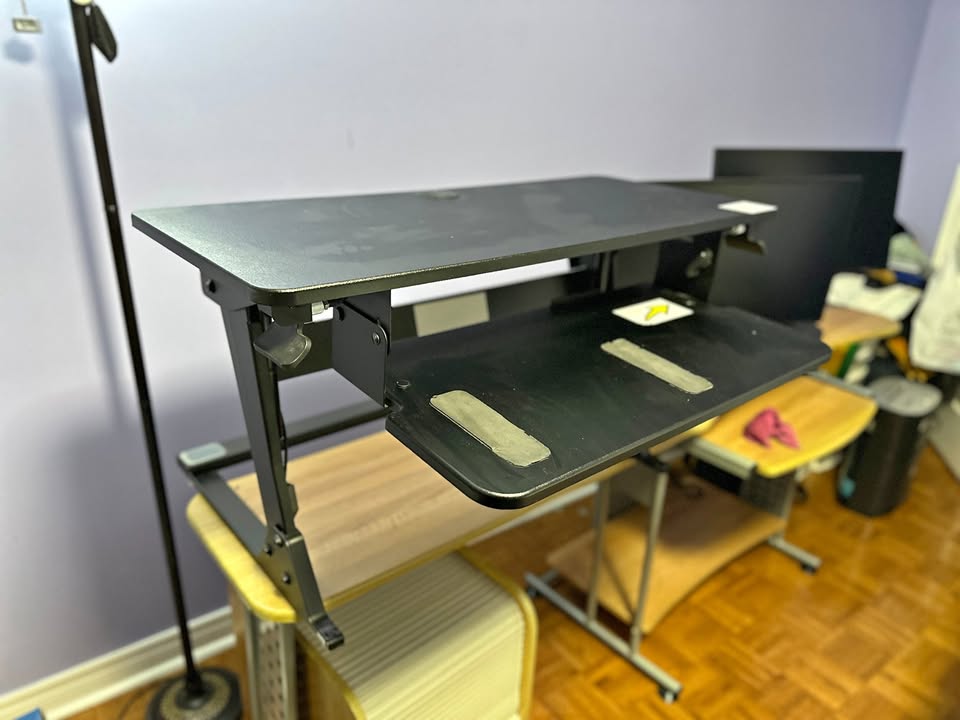 Hydraulic-Controlled Standing Desk in Black