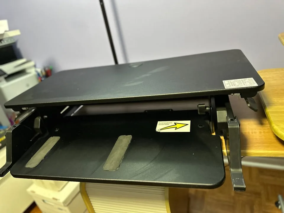 Hydraulic-Controlled Standing Desk in Black image indicator(3)