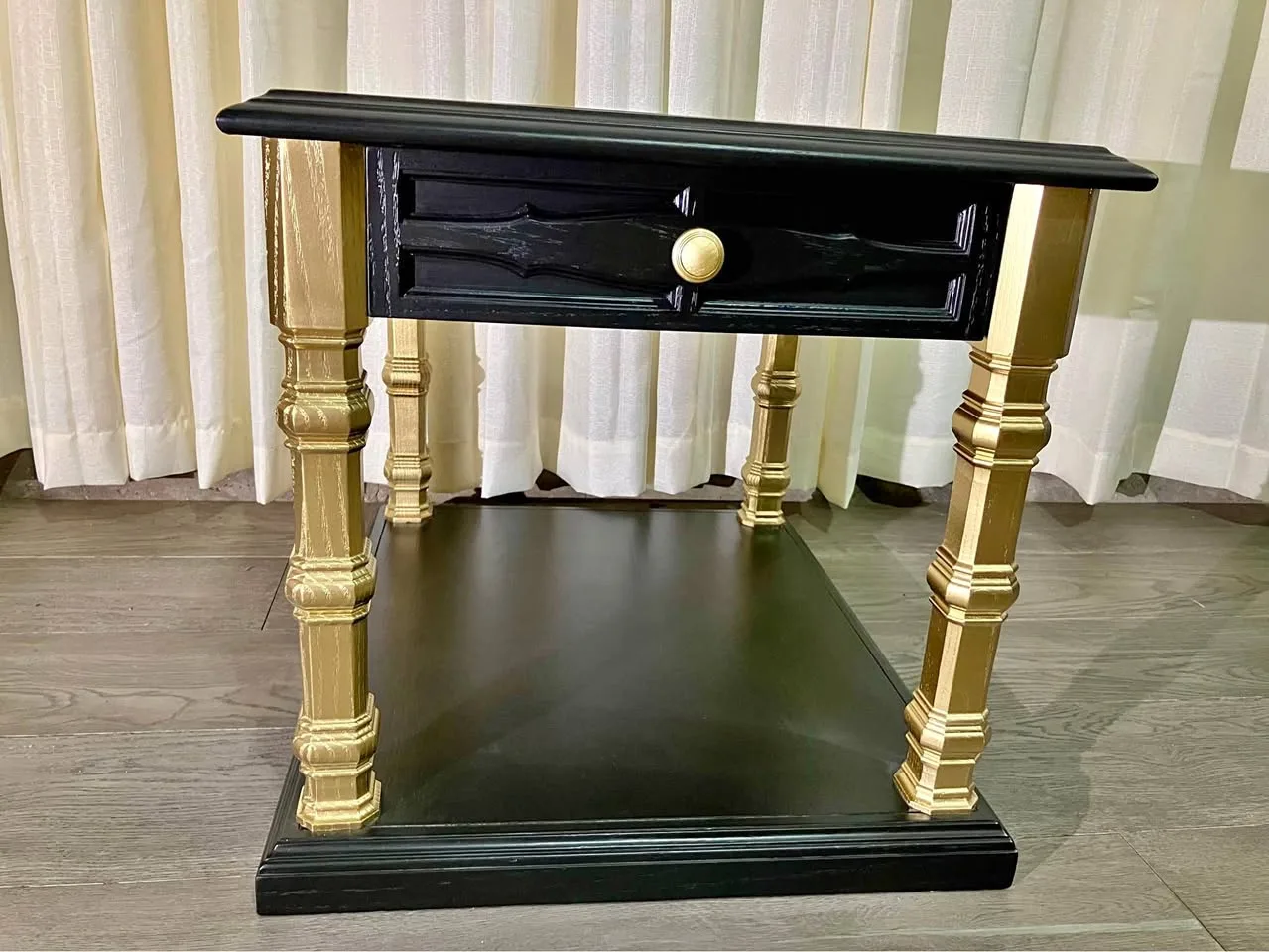 ✨Vintage Tricorn Black & Gold, Wooden Table/Nightstand ✨