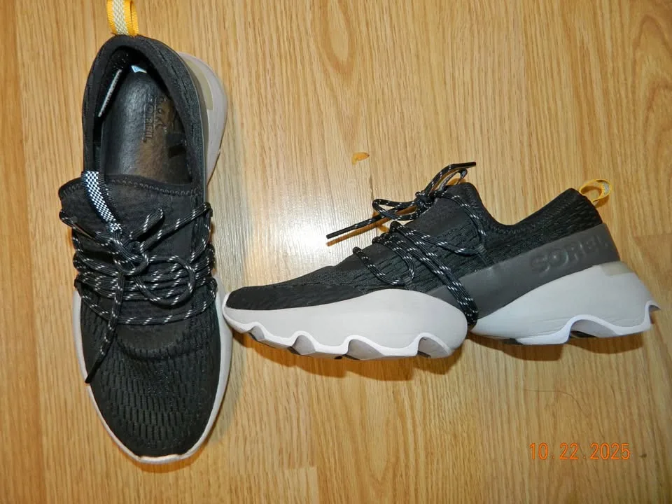 WOMENS SOREL KINETIC IMPACT RUNNERS size 9..LIKE NEW thumbnail