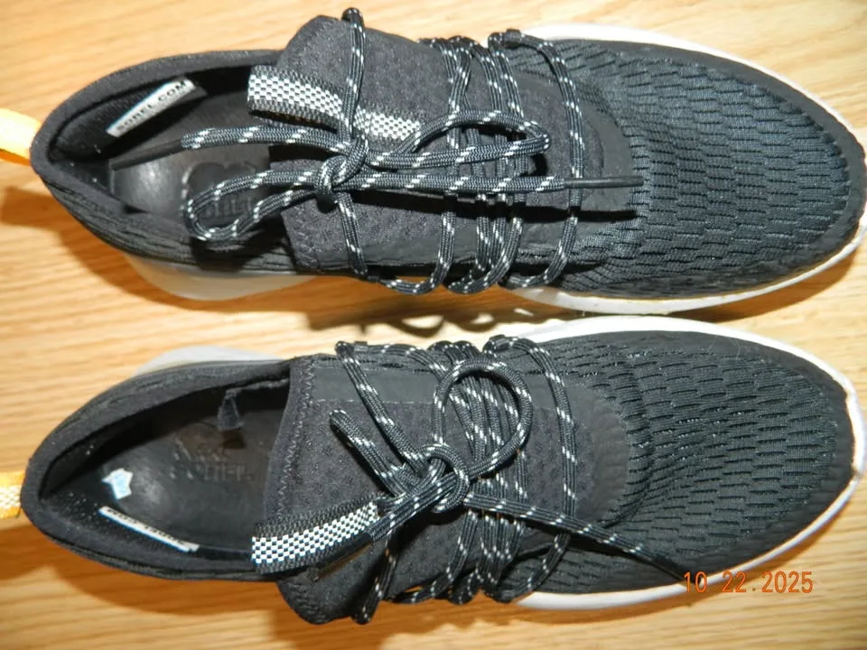 WOMENS SOREL KINETIC IMPACT RUNNERS size 9..LIKE NEW image indicator(2)