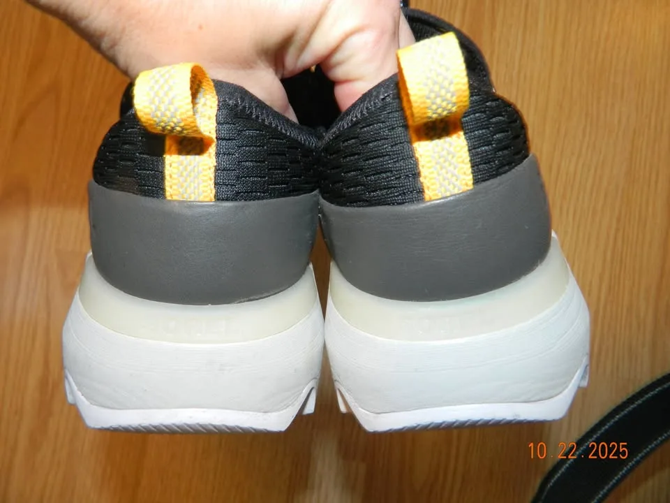 WOMENS SOREL KINETIC IMPACT RUNNERS size 9..LIKE NEW image indicator(3)