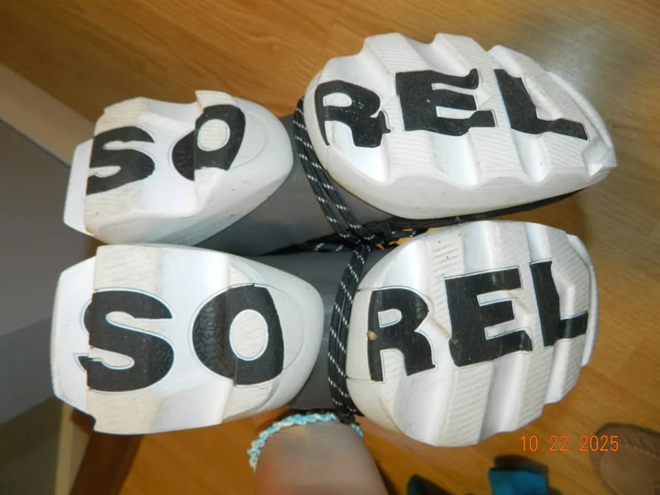 WOMENS SOREL KINETIC IMPACT RUNNERS size 9..LIKE NEW image indicator(4)