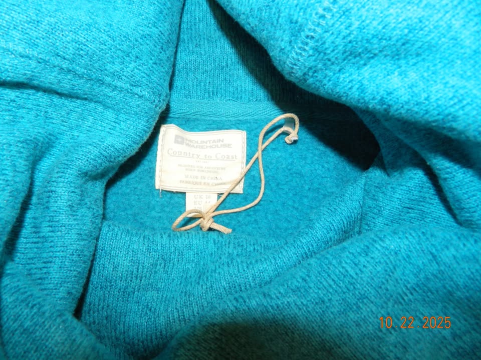 WOMENS LIKE NEW MOUNTAIN WAREHOUSE fleece lined cowl..size 14... - photo 2