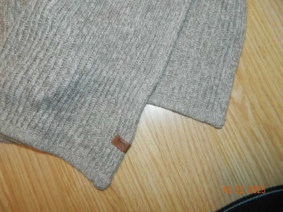 WOMENS ROOTS COWL PONCHO O/S(one size)..LIKE NEW image indicator(2)