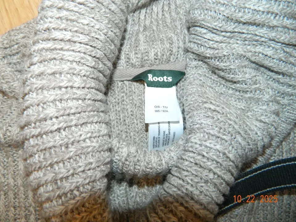 WOMENS ROOTS COWL PONCHO O/S(one size)..LIKE NEW image indicator(3)