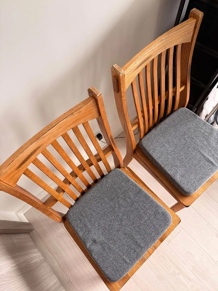 2 chairs with image indicator(3)