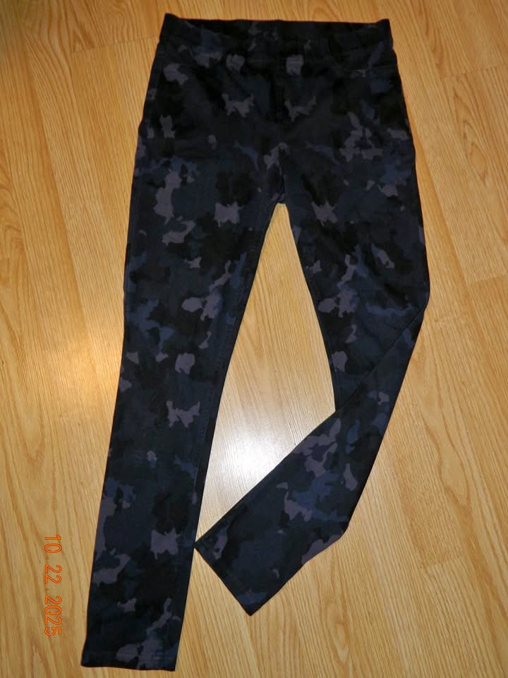 WOMENS DENVER HAYES JEGGING..size M..LIKE NEW