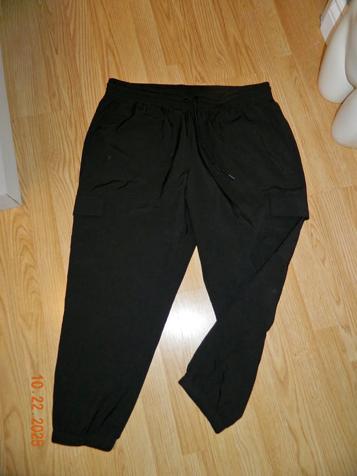 WOMENS OLD NAVY CARGO JOGGERS size XL..LIKE NEW