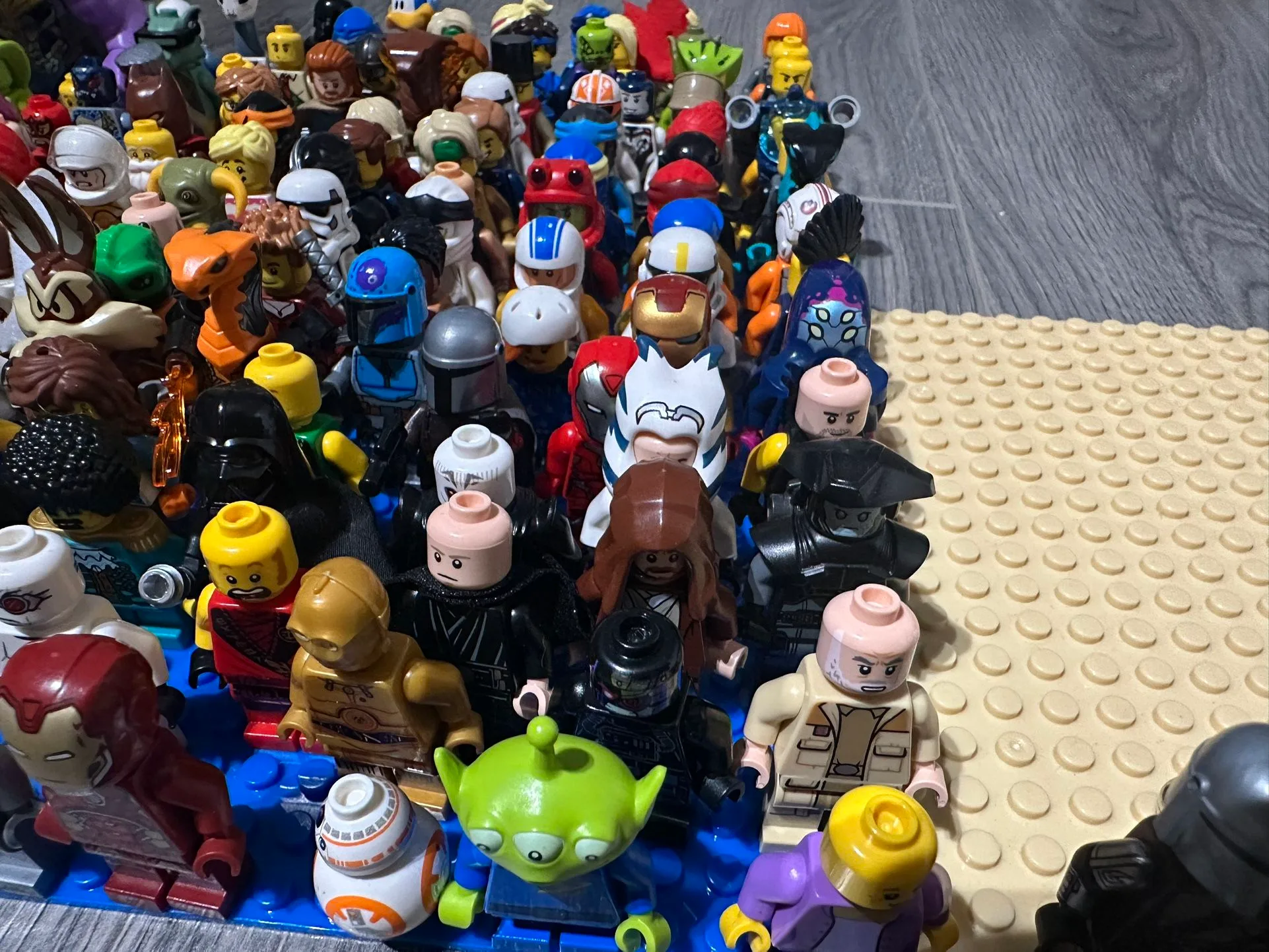 LEGO Minifigure Lot of 50 image indicator(3)