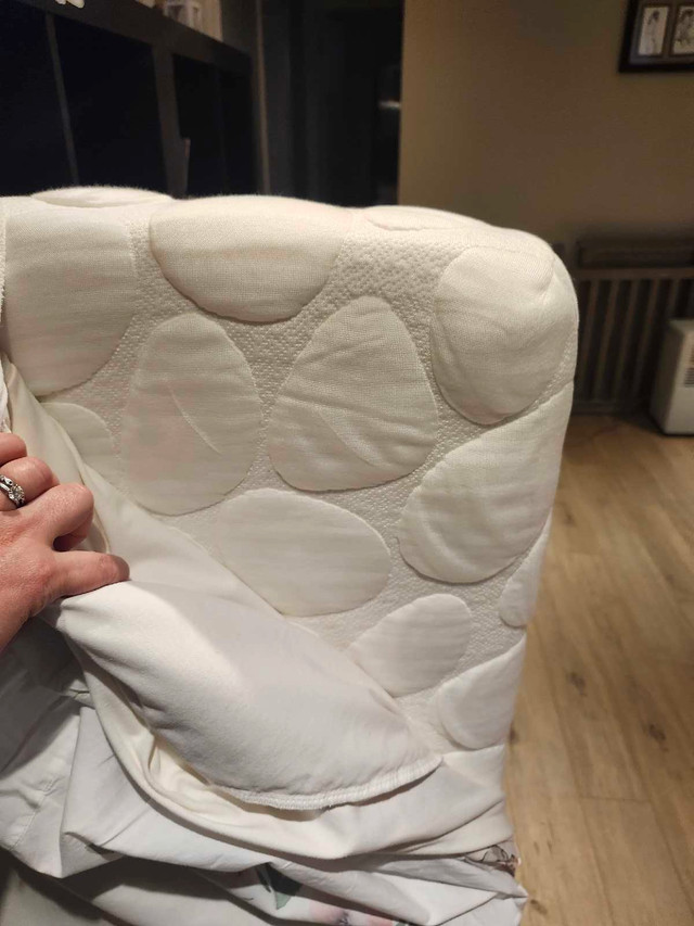 Crib mattress fr coconut fibers and sheets/guard blanket