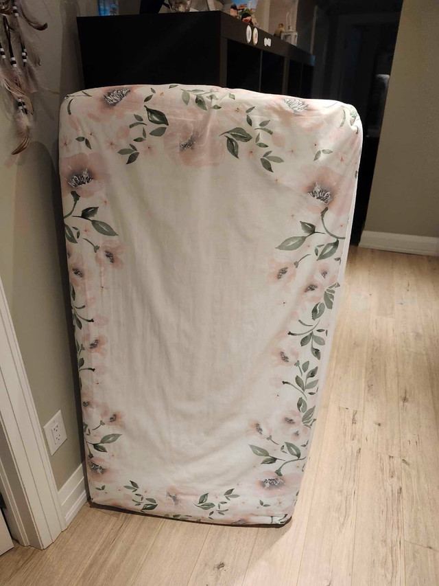 Crib mattress fr coconut fibers and sheets/guard blanket - photo 2