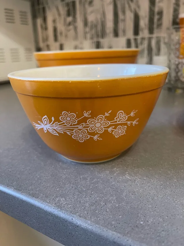 Pyrex Butterfly Gold Bowls image indicator(2)