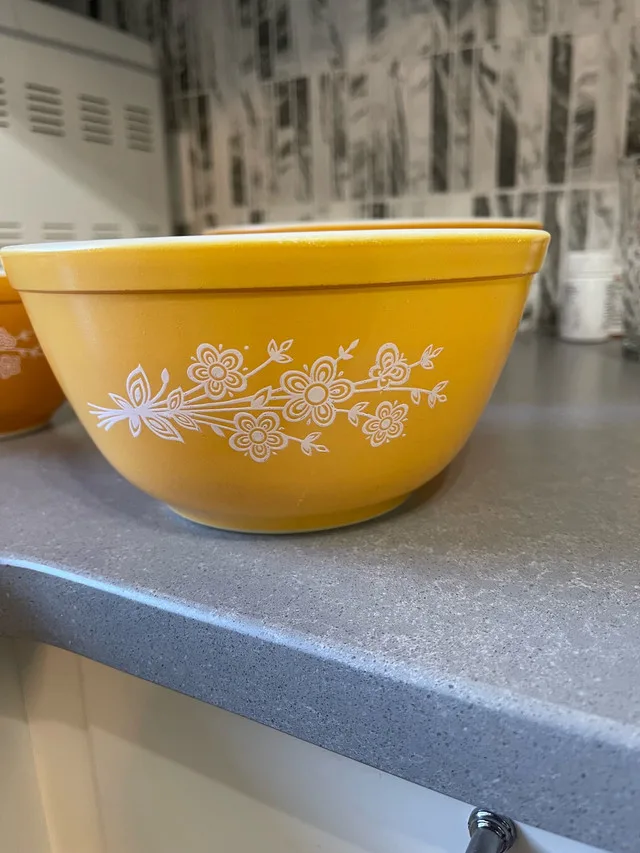 Pyrex Butterfly Gold Bowls image indicator(3)