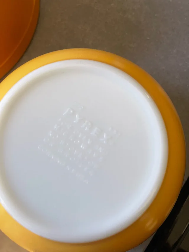 Pyrex Butterfly Gold Bowls image indicator(5)