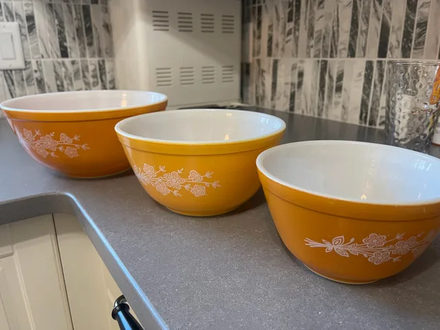 Pyrex Butterfly Gold Bowls image indicator(7)