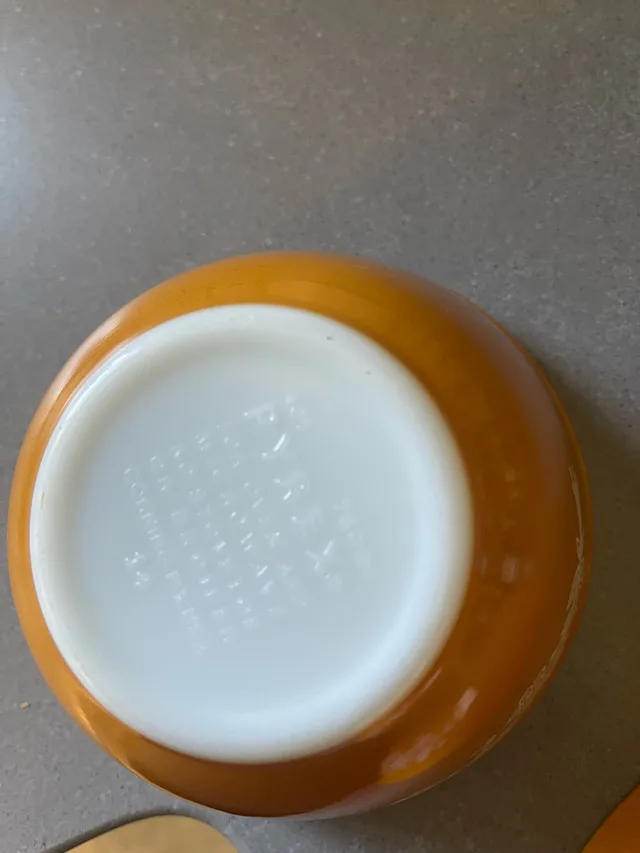 Pyrex Butterfly Gold Bowls image indicator(8)