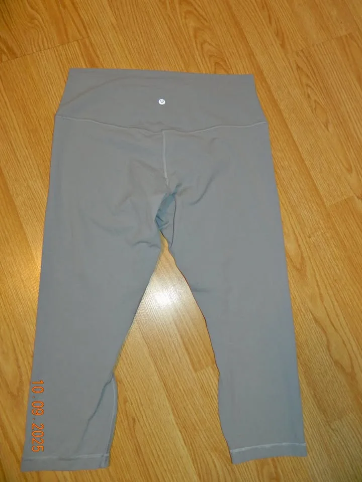 LULULEMON ALIGN CROP 21" size 14..VGUC-EUC.. thumbnail