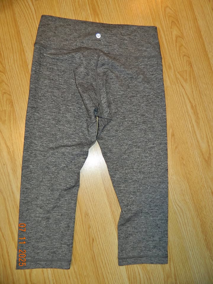 LULULEMON HI RISE WUNDER UNDER 1/2 TIGHT size 12..VGUC-EUC