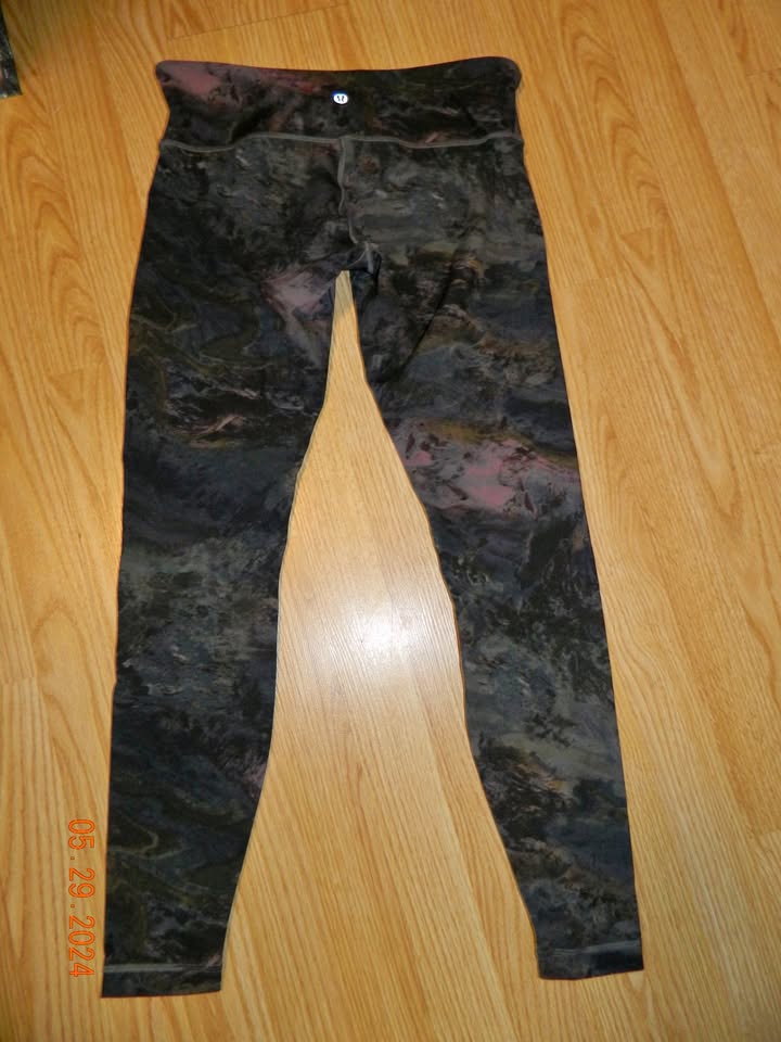LULULEMON WUNDER UNDER PANT 28" reg rise...size 8...LIKE NEW