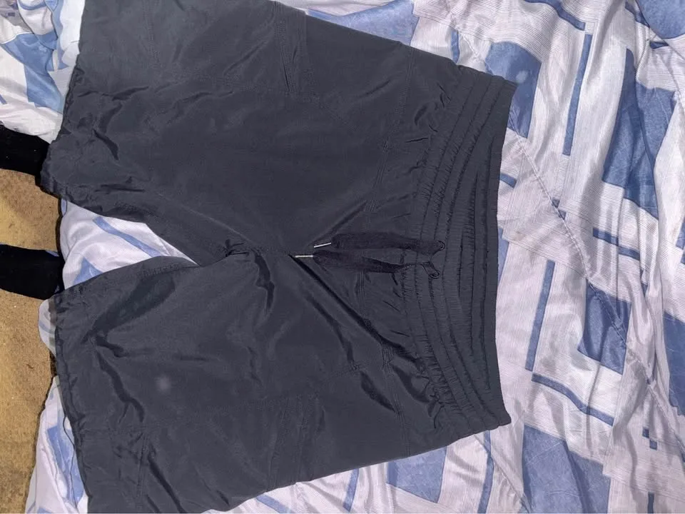 Lululemon sizes 10&8 image indicator(4)