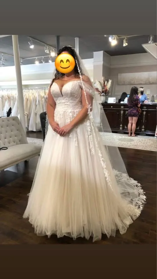 Timeless Romantic Wedding Dress image indicator(2)