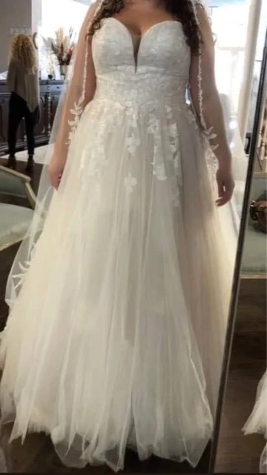 Timeless Romantic Wedding Dress image indicator(3)