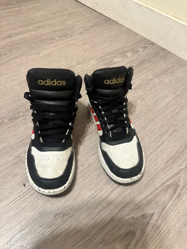 Kids adidas shoes size 4 image indicator(2)