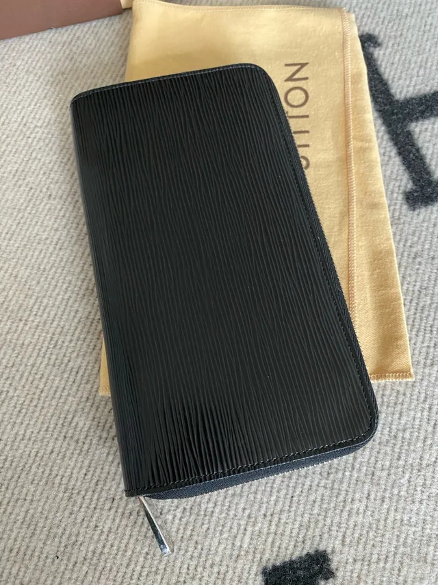 Louis Vuitton Zippy Wallet image indicator(2)