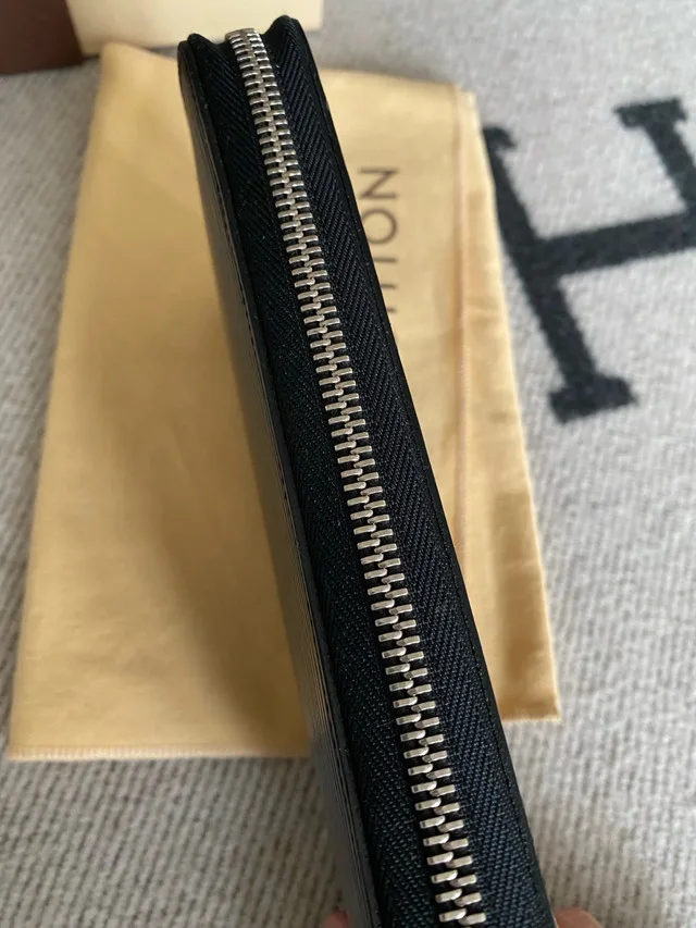 Louis Vuitton Zippy Wallet image indicator(4)