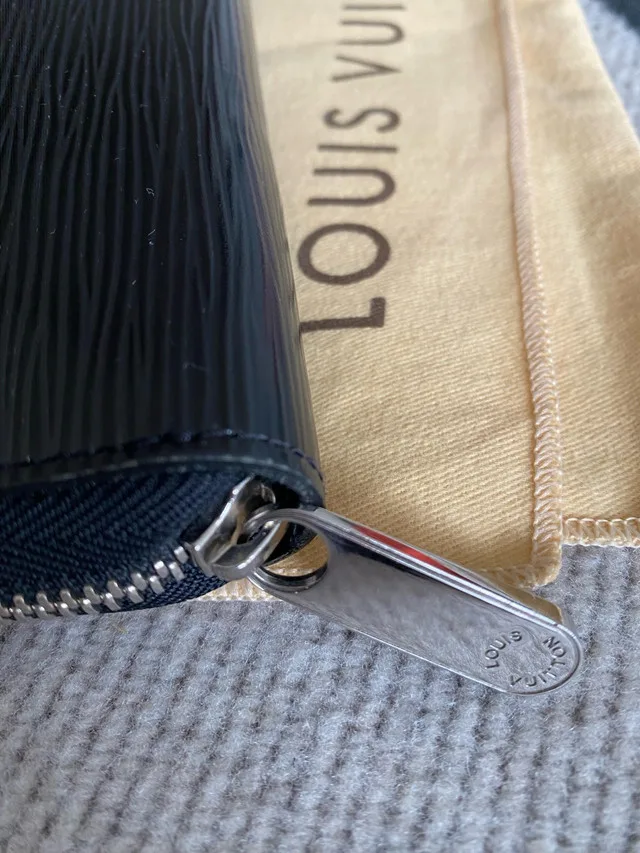 Louis Vuitton Zippy Wallet image indicator(5)