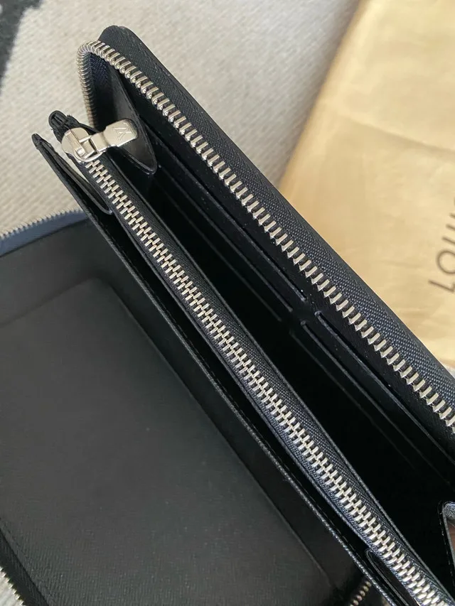 Louis Vuitton Zippy Wallet image indicator(6)