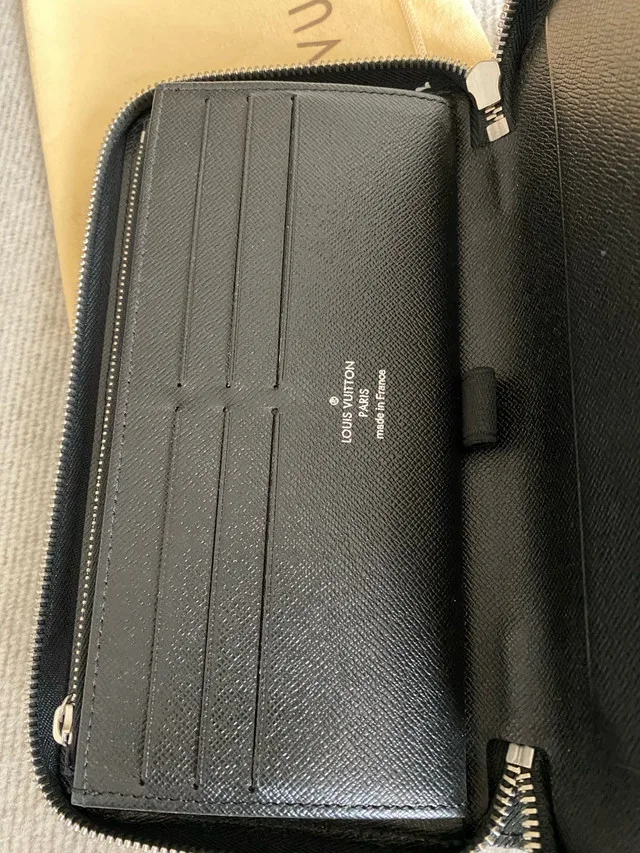 Louis Vuitton Zippy Wallet image indicator(8)