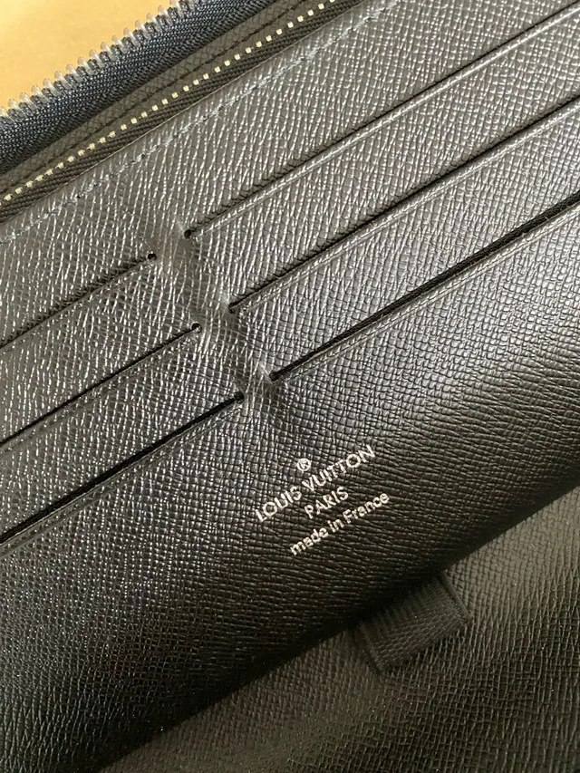 Louis Vuitton Zippy Wallet image indicator(9)