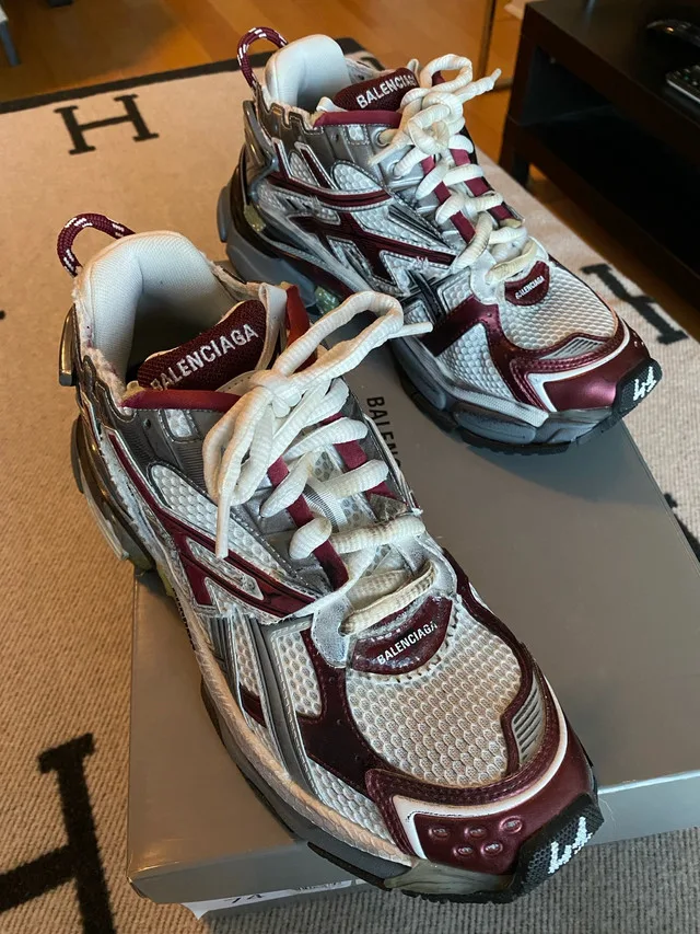 Balenciaga Men’s Runner Sneaker Size 41 image indicator(4)