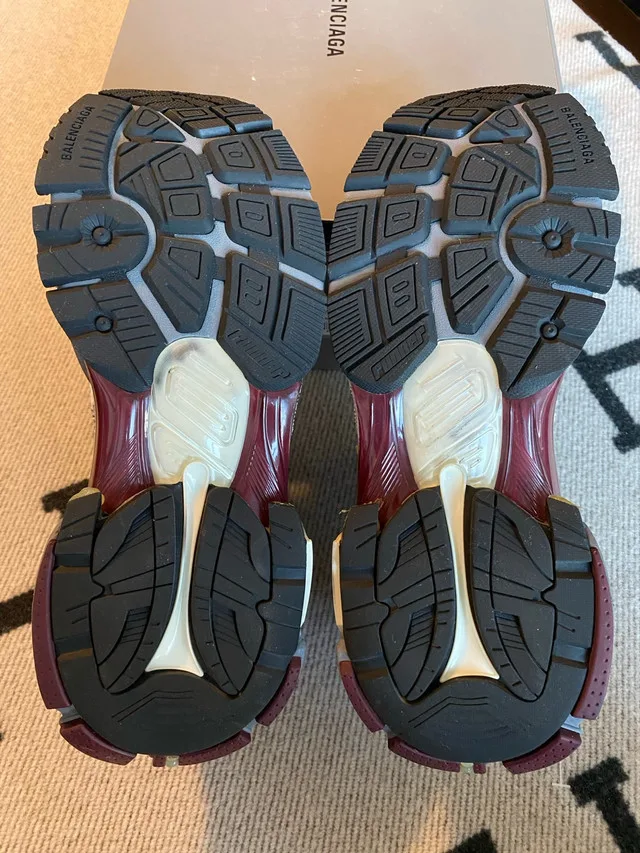 Balenciaga Men’s Runner Sneaker Size 41 image indicator(8)