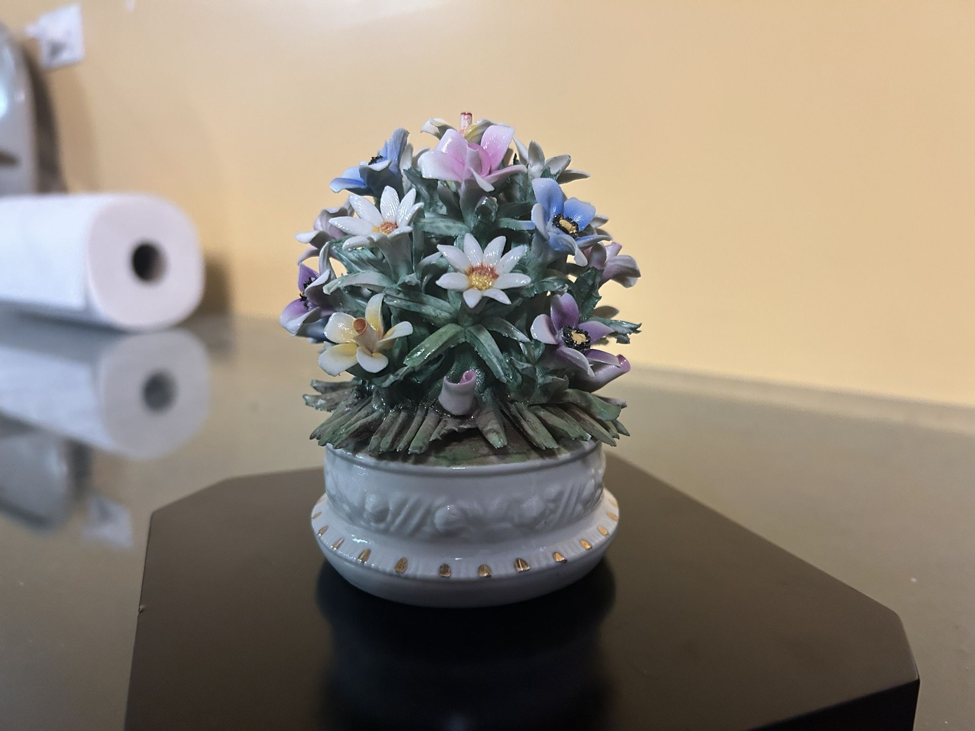 Vintage Capodimonte Porcelain Flower Figurine - photo 2