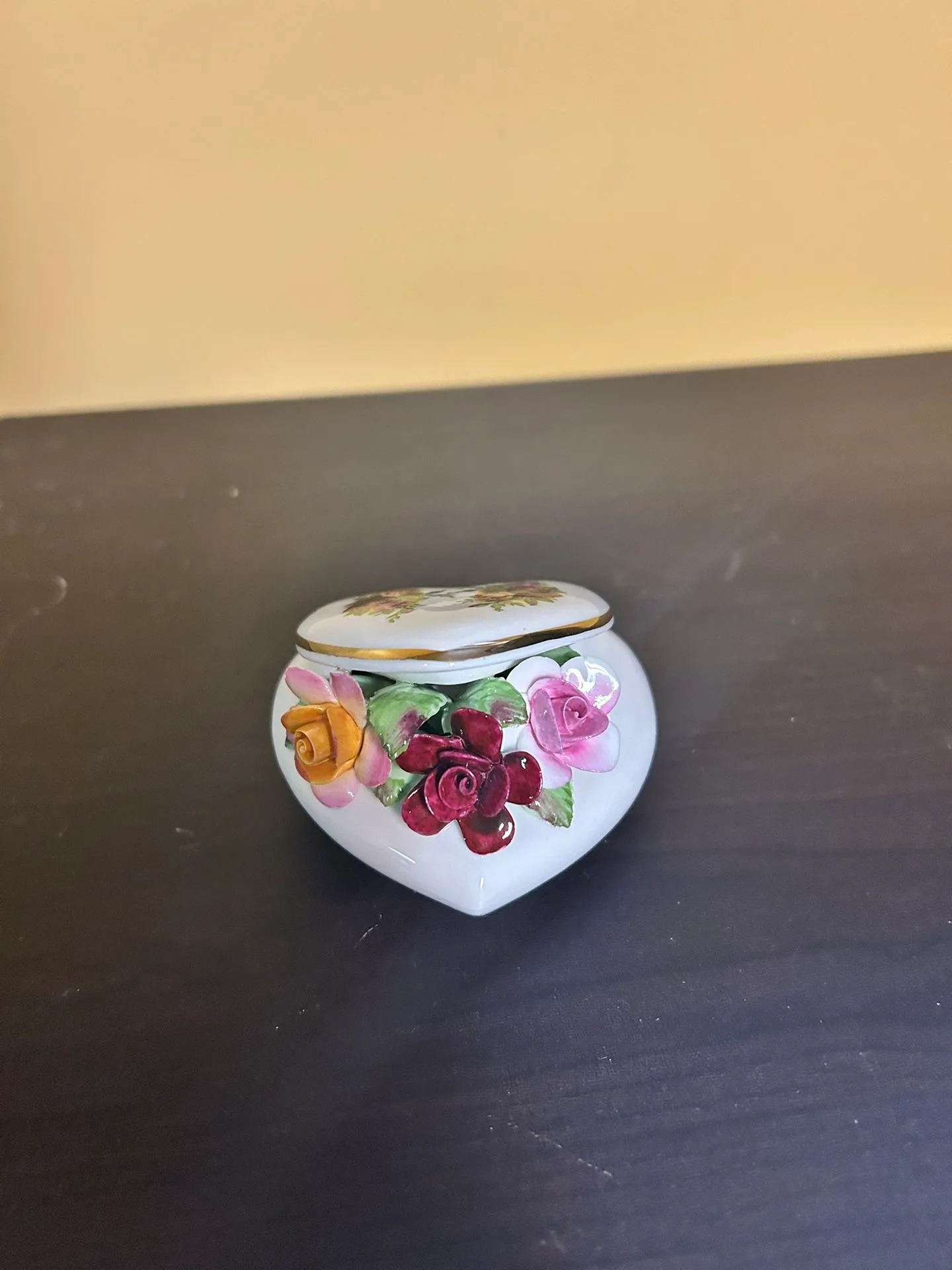 Vintage Royal Albert Old Country Roses Heart-Shaped Figurine image indicator(2)