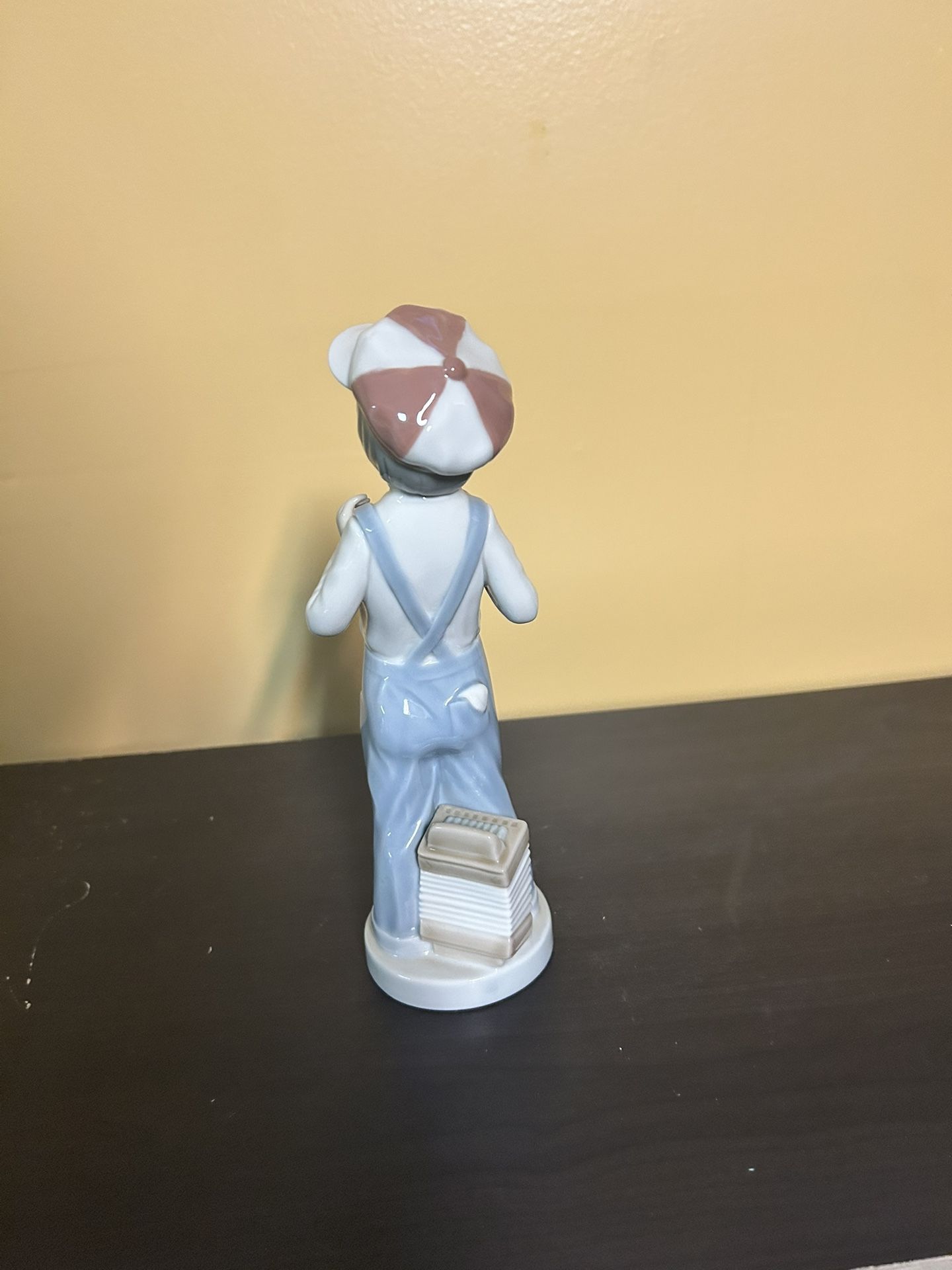 Lladró Boy from Madrid with Accordion Figurine - photo 2