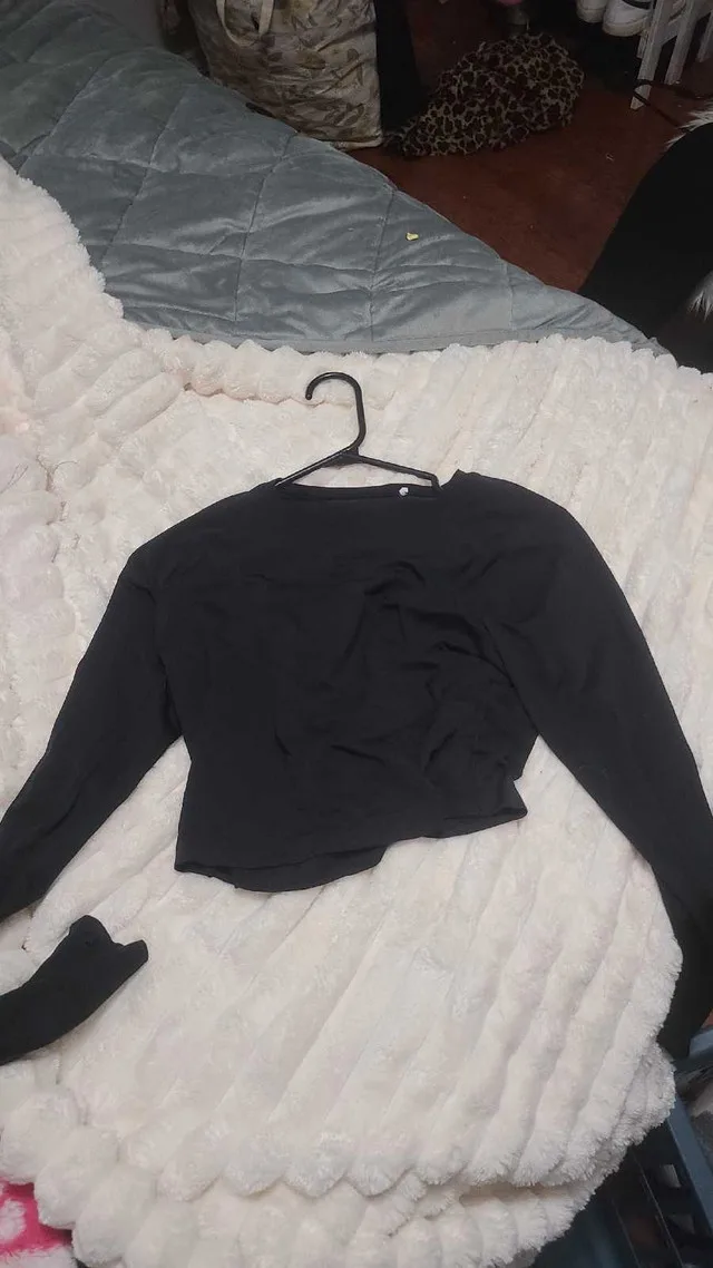 lululemon cropped long sleeve image indicator(2)